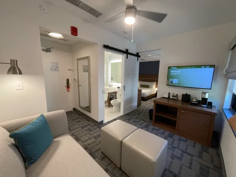 dbl-dlx-living-space-bathroom-optimized