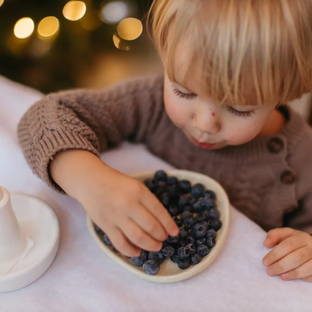 mindful_eating_kid_blueberries